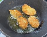 A picture of step 3 of Kushi Katsu (Fried Pork Skewers).