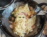 Foto langkah ke 7 dari resep Mie Keriting Cabai Hijau.