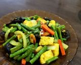 Gambar langkah 4 resipi Tumis Kacang Panjang, Tauhu, Cendawan & Lobak Merah.
