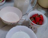 A picture of step 2 of Strawberry Milkshake 🍓.