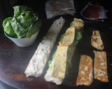 Foto del paso 4 de la receta: Bocadillo troceado de tortilla y jamón