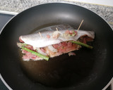 Foto del paso 3 de la receta: Trucha al vino blanco con jamón y espárragos