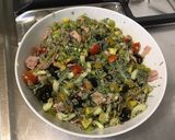 Une image de l'étape 12 de Salade de riz vert au jambon, concombre, poivrons, tomates et olives noires.