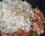 Foto langkah ke 5 dari resep Mi Goreng Jamur.