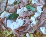 Une image de l'étape 4 de Pizza mortadelle, pesto de pistaches et burrata.