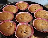 Foto del paso 5 de la receta: Muffins de chocolate rellenos con manzana y coco rallado