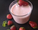 A picture of step 2 of Strawberry milk shake.