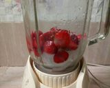 Foto langkah ke 2 dari resep Strawberry Milk Juice.
