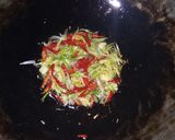 Foto langkah ke 3 dari resep Tumis buncis tauge telur dadar iris.