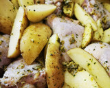Foto del paso 4 de la receta: Cuartos traseros de pollo al horno con papas