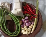 Foto langkah ke 1 dari resep Sayur Santan Kuah Kuning Jadul.