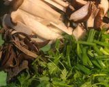 Hình bước làm 2 của món Mì udon trộn nấm