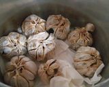 Foto langkah ke 2 dari resep Black Garlic Homemade / bawang putih hitam.
