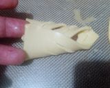 صورة لخطوة 132 من وصفة 🍞🥐عجائب تشكيل العجينة المورقه 🥐🍞