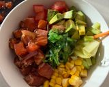 Hình bước làm 4 của món Poke bowls