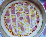 Foto langkah ke 6 dari resep Sosis Mayo Pizza.