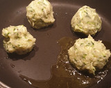 Foto del passaggio 4 della ricetta Schiacciatine di patate e zucchine senza uova