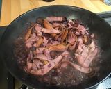 Une image de l'étape 14 de Tagliatelles de saucisses fumées aux carottes violettes et oignon rouge.