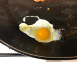 Foto del paso 3 de la receta: Filete de ternera adobada con arroz a la cubana y huevos de codorniz