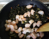 Foto del paso 3 de la receta: Tortilla de acelgas con gambas