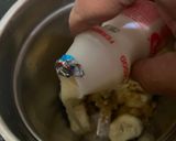 A picture of step 2 of Banana Oats Yakult Shake.