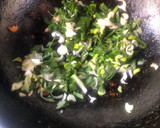 Foto del paso 3 de la receta: Pechuga de pollo al verdeo😋