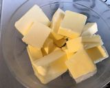 Une image de l'étape 1 de Gâteau caramélisé à l'ananas et jus de pêches.