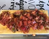 Une image de l'étape 2 de Galettes de porc épicées aux fanes de radis, herbes et tomate.