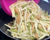 Foto del paso 6 de la receta: Wok de pasta, ternera, setas y gambas