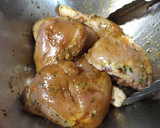 Foto del paso 1 de la receta: Muslos de pollo al horno con limón, tamari y vino blanco