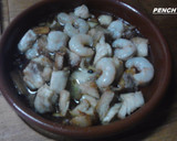 Foto del paso 4 de la receta: Gambas al ajillo con pollo a la pimienta