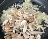 Foto del paso 4 de la receta: Solomillo de cerdo con salsa de setas al oporto