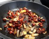Foto del paso 1 de la receta: Revuelto carnívoro (chorizo y jamón)