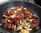 Foto del paso 1 de la receta: Revuelto carnívoro (chorizo y jamón)
