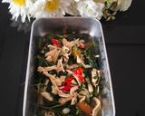 Foto langkah ke 3 dari resep Cah Kangkung Ayam Suir.