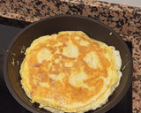 Foto del paso 2 de la receta: Tortilla francesa con jamón y ensalada (cena saludable en 10 minutos)