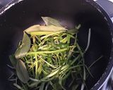 Une image de l'étape 3 de Bouillon aux aulx et herbes aromatiques du jardin.