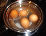 Foto del paso 1 de la receta: Huevos rellenos con humus y crocante de jamón