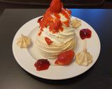 Une image de l'étape 10 de Pavlova en fraise melba et sa gelée de fleur d'hibiscus.