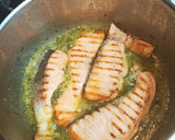 Foto del paso 4 de la receta: Salmón en salsa verde con guarnición de patatas y espárragos