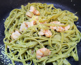Foto del paso 3 de la receta: Tagliatelle con burrata, gambas, pistachos tostados y aliño de albahaca