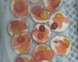 Foto del paso 2 de la receta: Canapés de queso, salmón y cherry