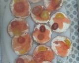 Foto del paso 2 de la receta: Canapés de queso, salmón y cherry