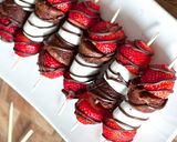 Foto del paso 4 de la receta: Bruchetas de brawnies, malvasdisco, fresa y chocolate