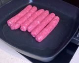 Foto del paso 3 de la receta: La salchicha fresca que quería ser hot dog (Que la envidia es muy mala)