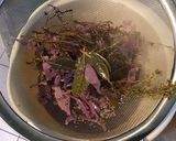 Une image de l'étape 3 de Bouillon violet au chou rouge et aromates du jardin (recette anti gaspi).