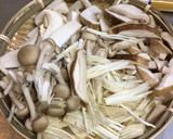 Foto del paso 2 de la receta: Espaguetis de setas estilo japonés