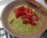 Foto del passaggio 4 della ricetta Stringhetti al peperoncino, con scampi, frullato di datterini e crema di zucchine