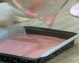 عکس مرحله 1 از دستور کیک ژله ای با توت فرنگی خانم ظروفي
