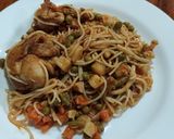 Foto del paso 7 de la receta: Espaguetis con pollo y macedonia de verduras